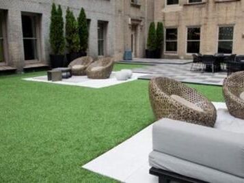 Umelý trávnik do kancelárie – 7 nápadov pre moderné pracovisko