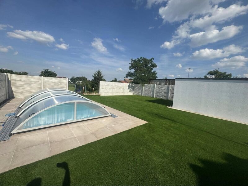 Umelý trávnik okolo bazéna: bezpečné a štýlové riešenie