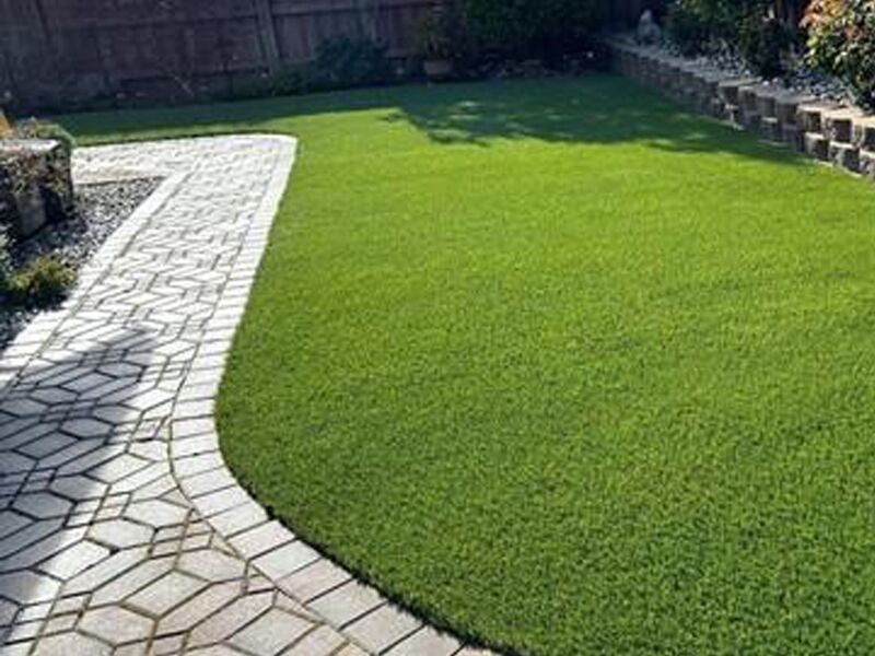 Je umelý trávnik škodlivý pre životné prostredie? Ako SYNLawn spája dizajn a biodiverzitu