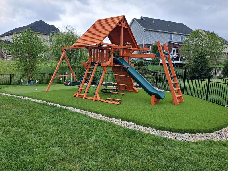 Umelý trávnik pre deti: bezpečné ihrisko doma aj v škôlke