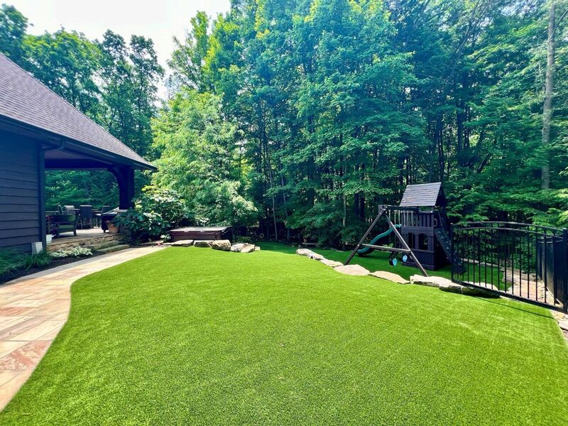 Porovnanie: Umelý trávnik vs. prírodný trávnik – čo sa oplatí?