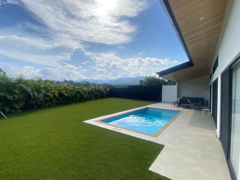 Umelý trávnik okolo bazéna: bezpečné a štýlové riešenie