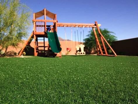 Umelý trávnik pre deti: bezpečné ihrisko doma aj v škôlke