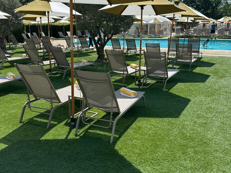 Umelý trávnik okolo bazéna: bezpečné a štýlové riešenie