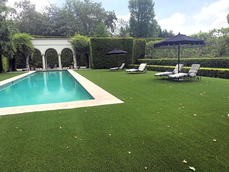 Umelý trávnik okolo bazéna: bezpečné a štýlové riešenie