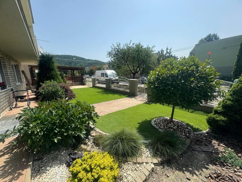 Porovnanie: Umelý trávnik vs. prírodný trávnik – čo sa oplatí?