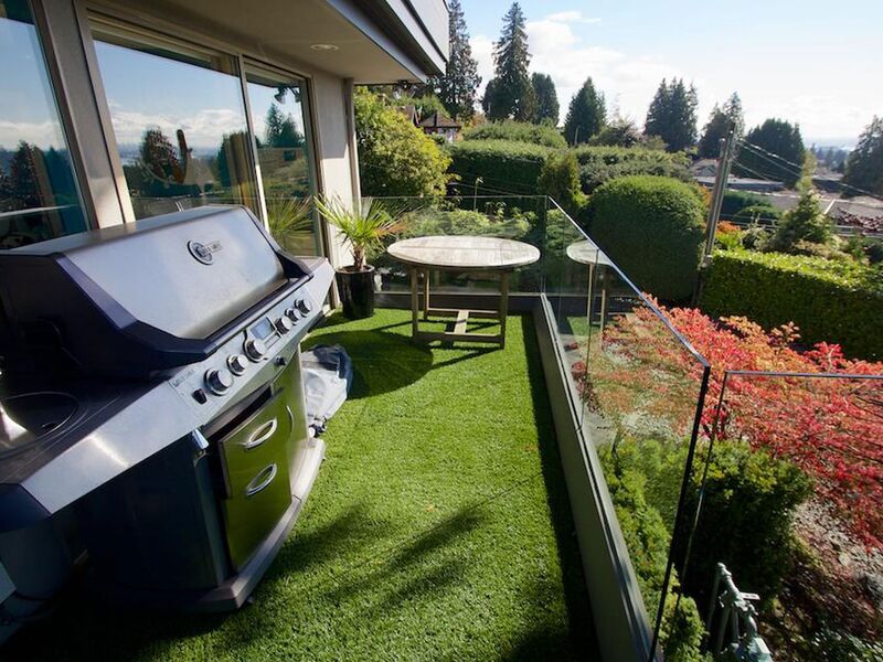 Umelý trávnik na terasu alebo balkón – štýlový trend 2025