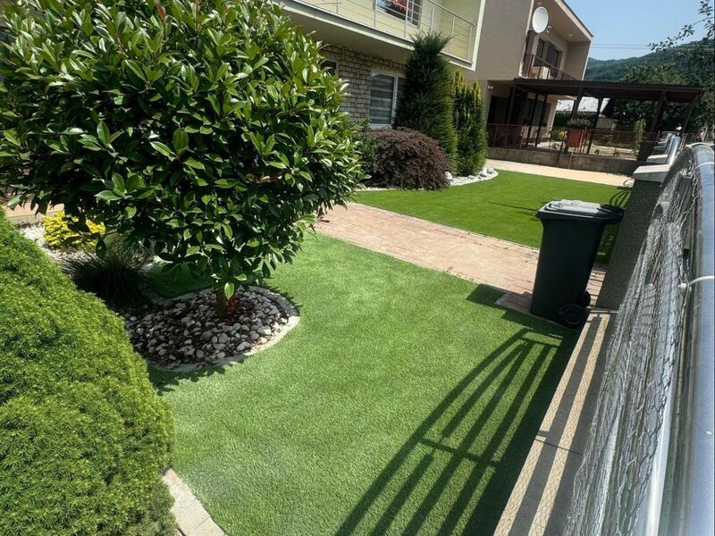 Porovnanie: Umelý trávnik vs. prírodný trávnik – čo sa oplatí?