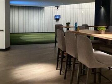 Umelý trávnik do kancelárie – 7 nápadov pre moderné pracovisko