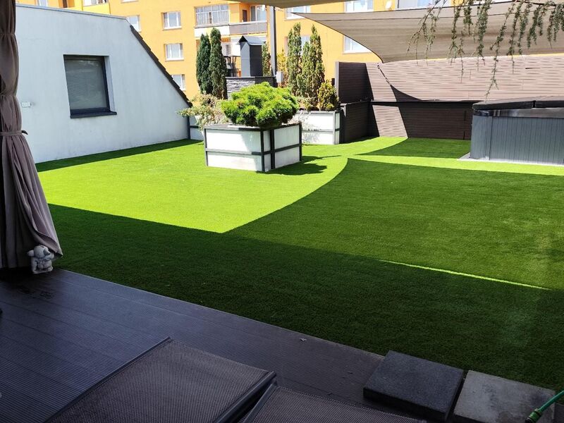 Umelý trávnik na terasu alebo balkón – štýlový trend 2025
