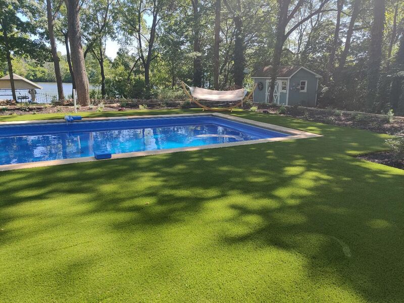 Umelý trávnik okolo bazéna: bezpečné a štýlové riešenie