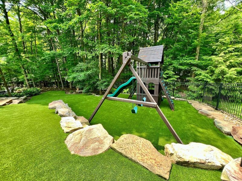 Umelý trávnik pre deti: bezpečné ihrisko doma aj v škôlke