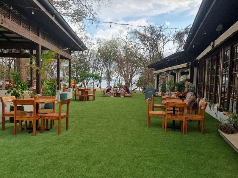 Umelý trávnik pre hotely a reštaurácie – komfort a elegancia na prvý pohľad