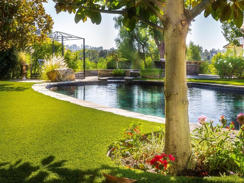 Údržba umelého trávnika – tipy pre dlhú životnosť