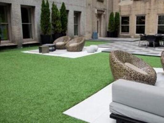 Umelý trávnik do kancelárie – 7 nápadov pre moderné pracovisko