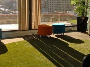 Umelý trávnik do kancelárie – 7 nápadov pre moderné pracovisko