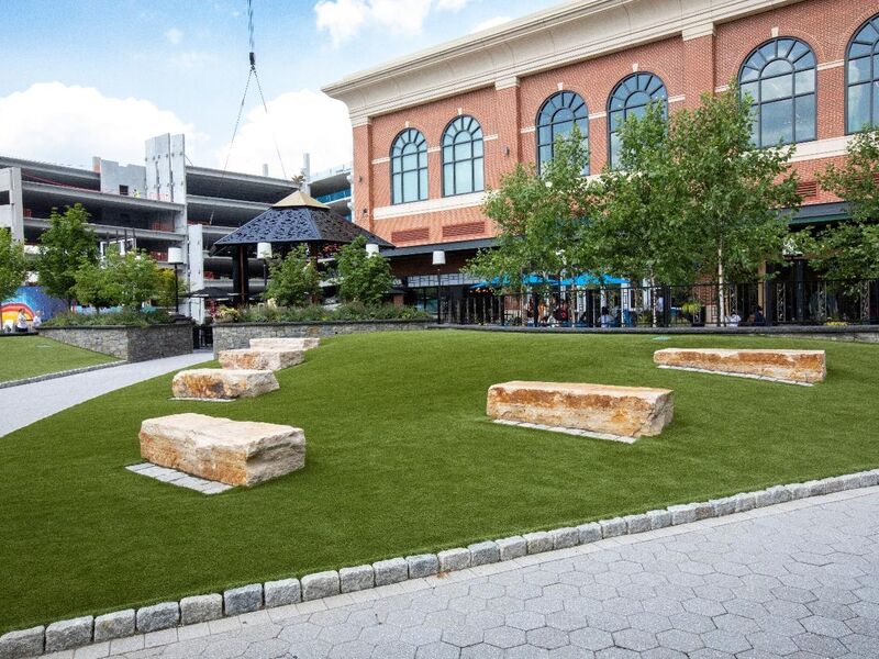 Umelý trávnik pre hotely a reštaurácie – komfort a elegancia na prvý pohľad