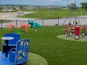 Umelý trávnik do kancelárie – 7 nápadov pre moderné pracovisko