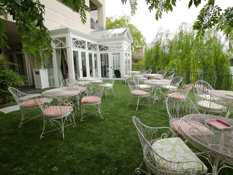 Umelý trávnik pre hotely a reštaurácie – komfort a elegancia na prvý pohľad