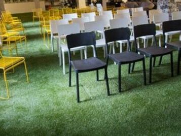 Umelý trávnik do kancelárie – 7 nápadov pre moderné pracovisko