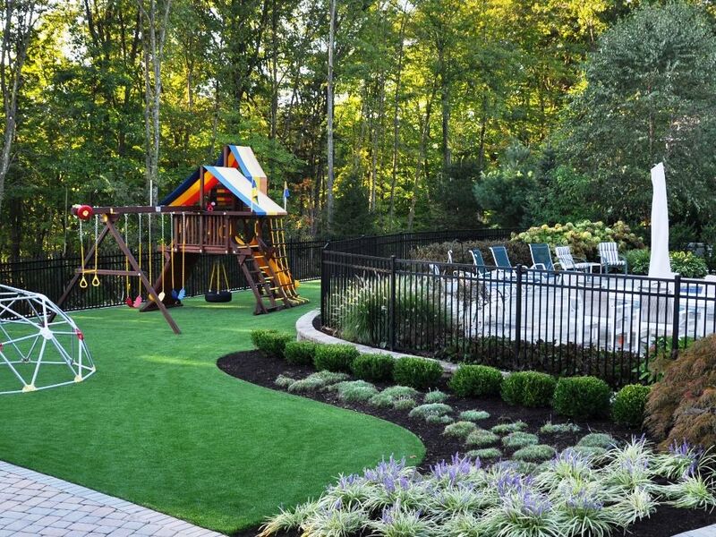 Umelý trávnik pre deti: bezpečné ihrisko doma aj v škôlke