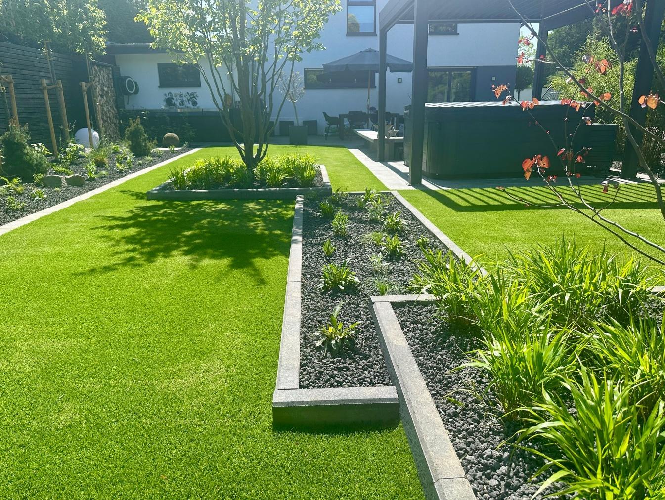 Prečo je umelý trávnik ideálny pre moderné záhrady